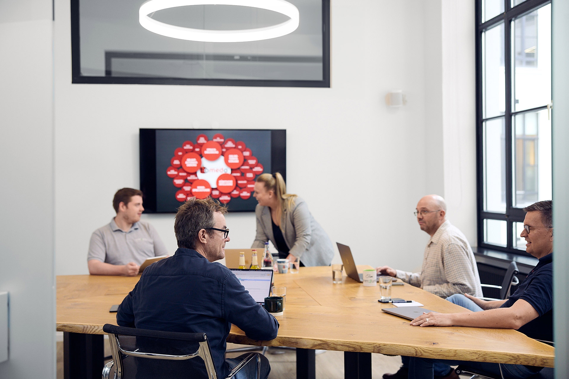 Strategische Besprechung im Konferenzraum von Kommunity Hannover. Die Business-Fotografie von Karsten Koch hebt die professionelle Arbeitsumgebung und die strukturierte Zusammenarbeit im IT-Bereich hervor.