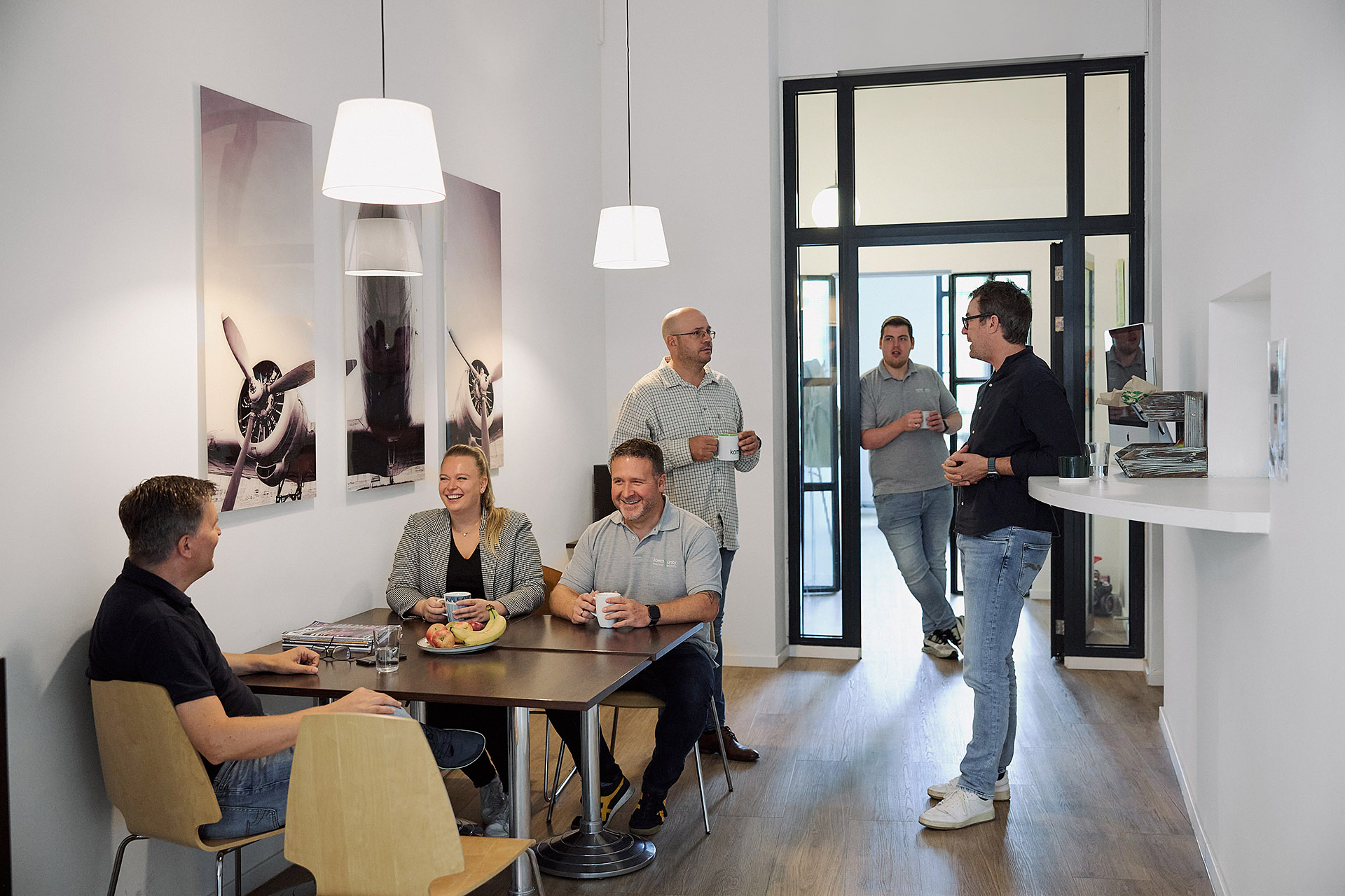 eammeeting im Kommunity Büro in Hannover. Die entspannte Atmosphäre zeigt die Teamkultur und fördert die Zusammenarbeit. Unternehmensfotografie von Karsten Koch.