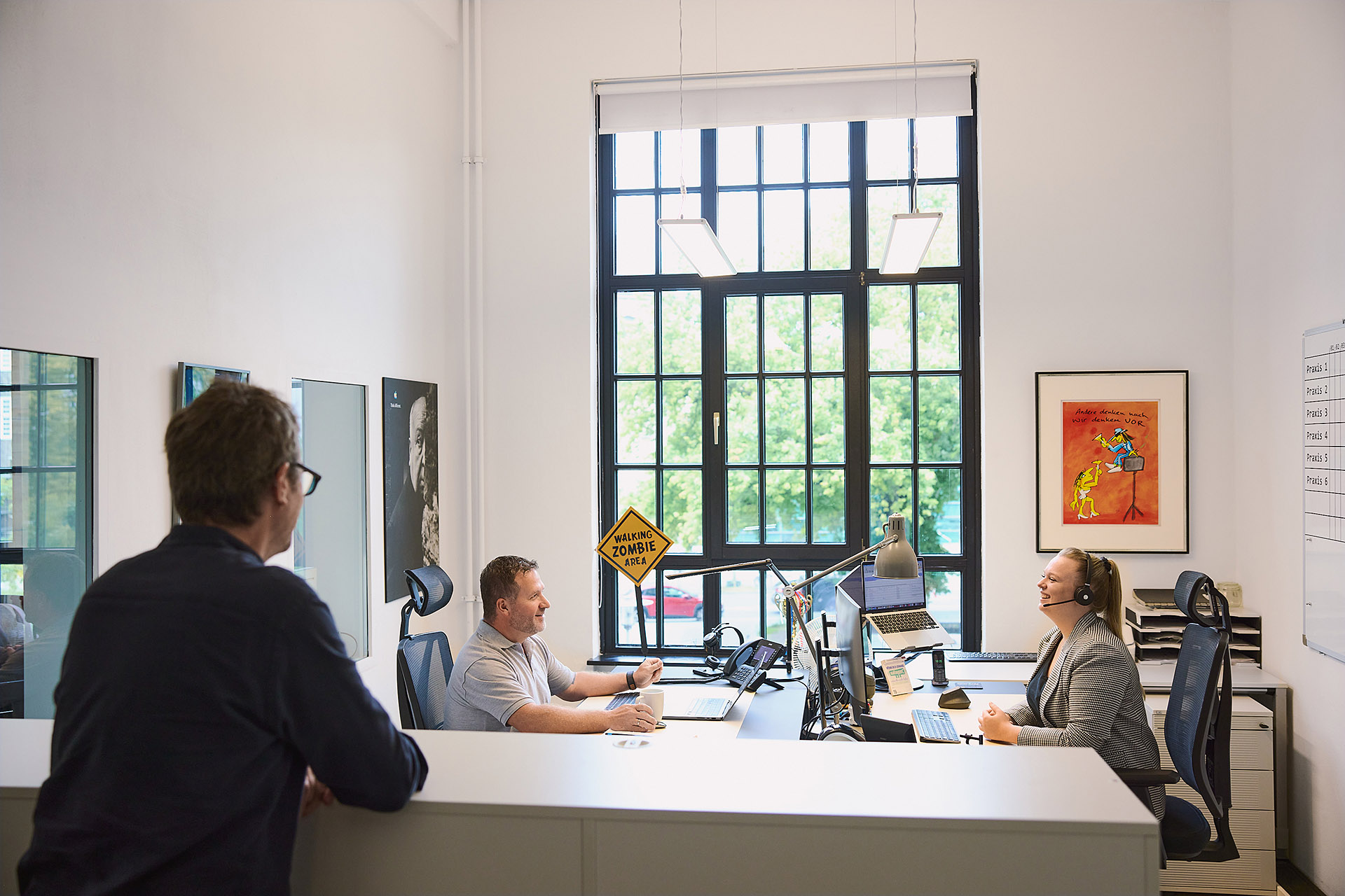 Kommunity-Mitarbeiter im Kundenservice in Hannover. Authentische Unternehmensfotografie, die den professionellen Kundenkontakt des IT-Dienstleisters dokumentiert.