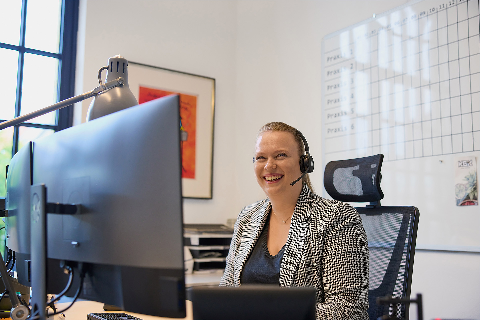 Kundendienst-Mitarbeiterin von Kommunity Hannover mit Headset, bereit für den Kundenkontakt. Authentische Unternehmensfotografie von Karsten Koch, die die Serviceorientierung des Teams betont.