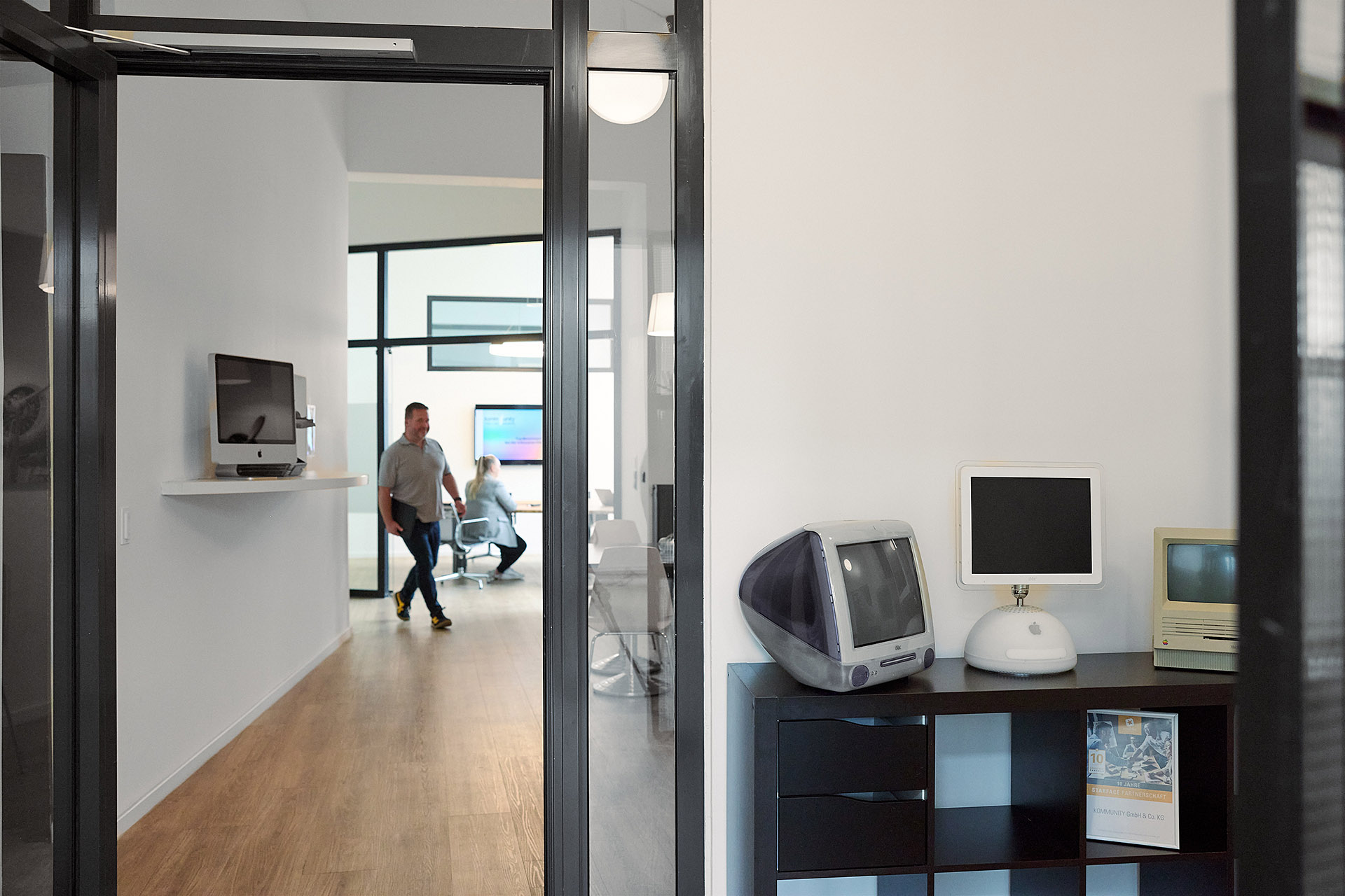 Flur im Kommunity Büro in Hannover, dekoriert mit historischen Computern, die die Verbindung zwischen IT-Geschichte und Moderne betonen. Fotografiert von Karsten Koch.