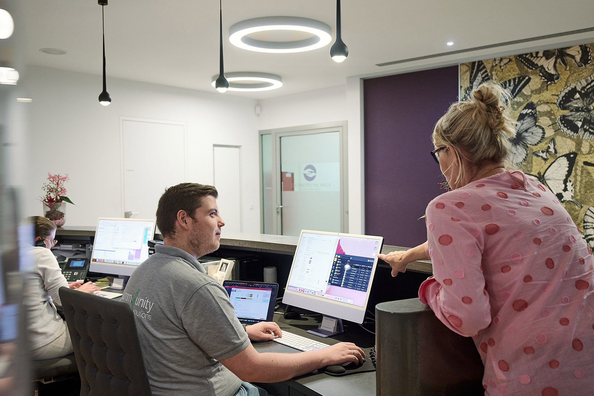 IT-Dienstleister Kommunity Hannover im Einsatz vor Ort in einer Arztpraxis. Authentische Unternehmensfotografie, die den professionellen Service und die Kundennähe des IT-Teams dokumentiert. Aufgenommen von Karsten Koch, Werbefotograf aus Hannover, spezialisiert auf Business- und People-Fotografie.